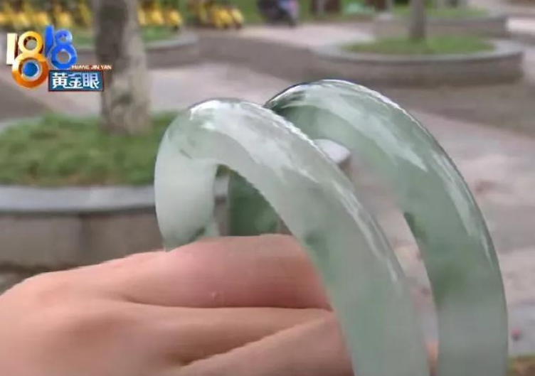 天然冰种飘花翡翠手镯只要866？假一赔四也不能信！  第3张