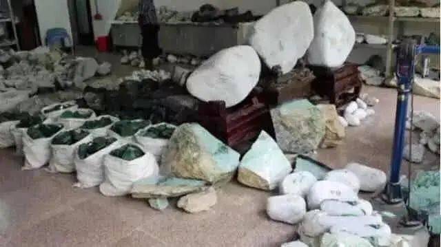 几十亿的翡翠灰飞烟灭！未来翡翠原石的价格该如何？  第7张