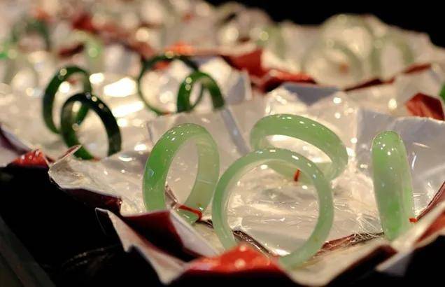 价值24万元的翡翠手镯被失手摔碎，损失该如何解决？  第2张