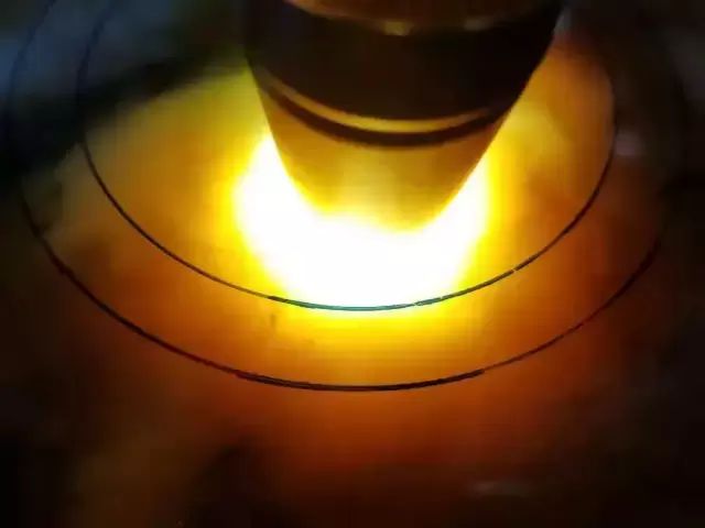 小万拿下莫西沙翡翠原石，一刀切出罕见的三彩翡翠，成品让人着迷  第4张