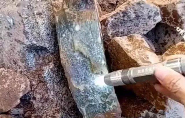 农民用玉石盖房子，是无知？还是玉石太多不稀罕  第3张