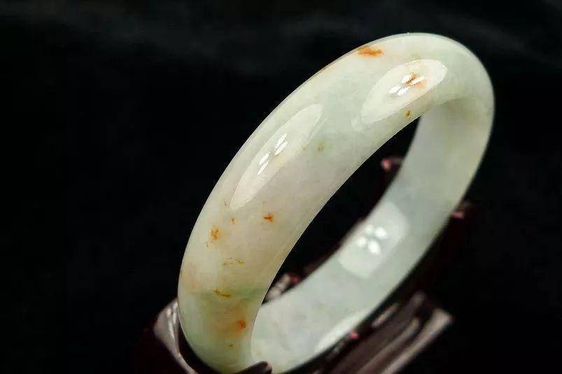 
                是瑕疵？是俏色？是“锈”？这种翡翠说法多
              第6张