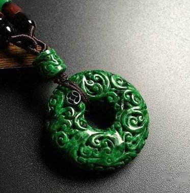 翡翠“越绿越值钱”的说法到底骗了多少人？买到这三种，等着后悔吧！  第9张