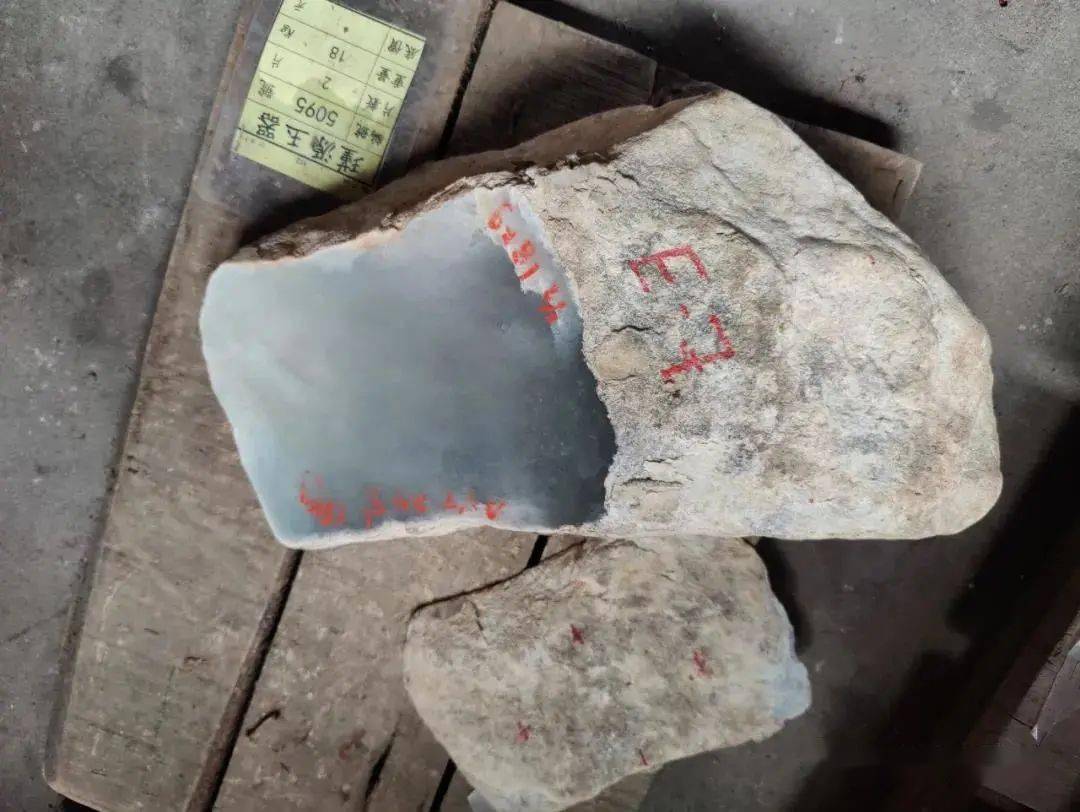 直击2021平洲公盘！好料越来越稀缺，选择什么样的翡翠升值空间大？  第14张