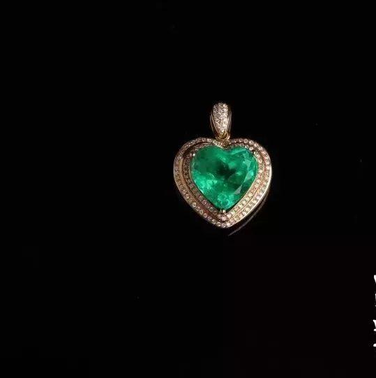 
                你知道翡翠不同造型的吊坠代表什么寓意吗？
              第5张