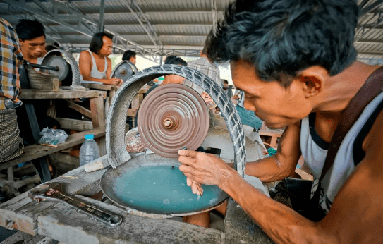 
                【震撼】揭秘缅甸超牛的翡翠市场，现场让你大开眼界！
              第12张