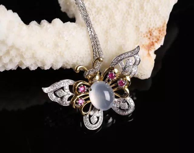 
                你知道翡翠不同造型的吊坠代表什么寓意吗？
              第1张