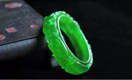 这款玉镯这么美，竟然没人戴？并非款式不好，只怪种水太差！  第15张