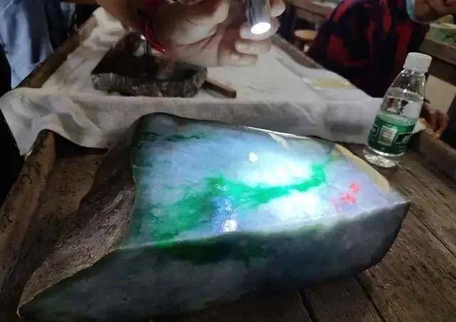 平洲都发翡翠玉石公盘，行家带你看新料！  第12张