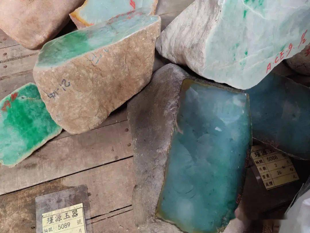 直击2021平洲公盘！好料越来越稀缺，选择什么样的翡翠升值空间大？  第10张