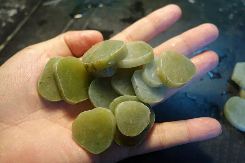 捡漏到一块不起眼的翡翠原石，竟切一堆黄翡弥勒佛，心里美滋滋的！  第3张