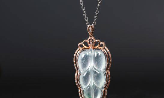 当无色翡翠和紫色翡翠相比较，你会发现紫罗兰翡翠其实也很美！  第2张