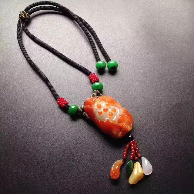 
                你知道翡翠不同造型的吊坠代表什么寓意吗？
              第22张