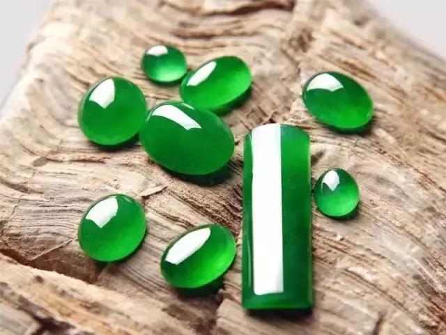 
                翡翠戒指磨花了怎么办？这有几个妙招
              第1张