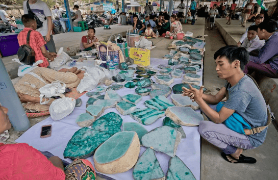 
                【震撼】揭秘缅甸超牛的翡翠市场，现场让你大开眼界！
              第4张