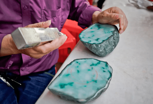 
                【震撼】揭秘缅甸超牛的翡翠市场，现场让你大开眼界！
              第8张