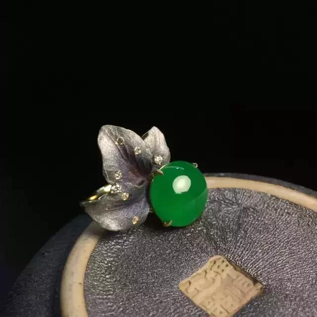 
                浅谈翡翠的“雕花”与“素身”，这是不一样的魅力
              第8张