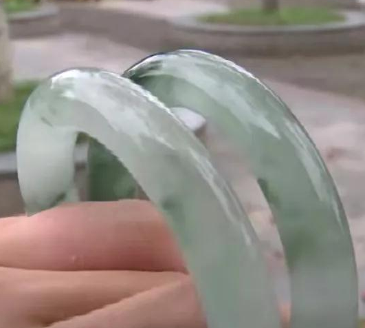 天然冰种飘花翡翠手镯只要866？假一赔四也不能信！  第1张