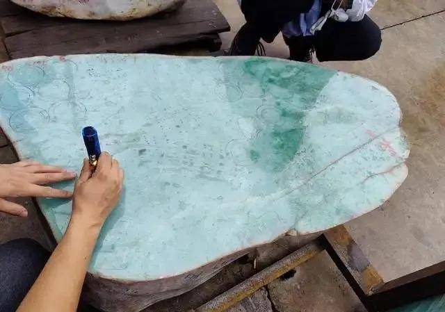 平洲都发翡翠玉石公盘，行家带你看新料！  第8张