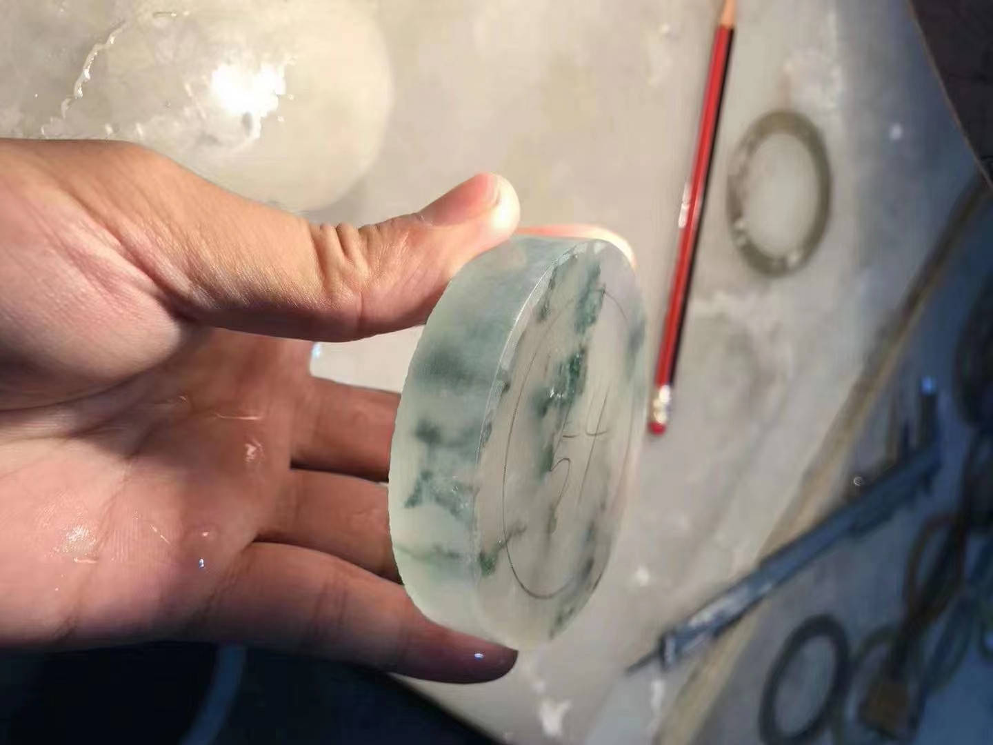 精品冰种翡翠原石图片见过翡翠公盘毛料出货，还觉得价格高吗  第5张