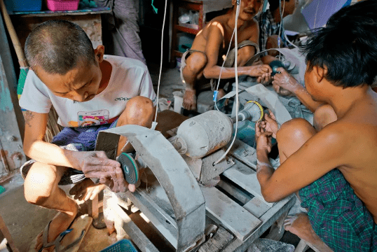 
                【震撼】揭秘缅甸超牛的翡翠市场，现场让你大开眼界！
              第9张