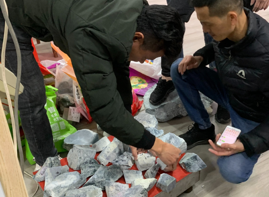 新一批原石陆续集结，距离第二届揭阳玉商危料交流会仅剩1天！  第1张