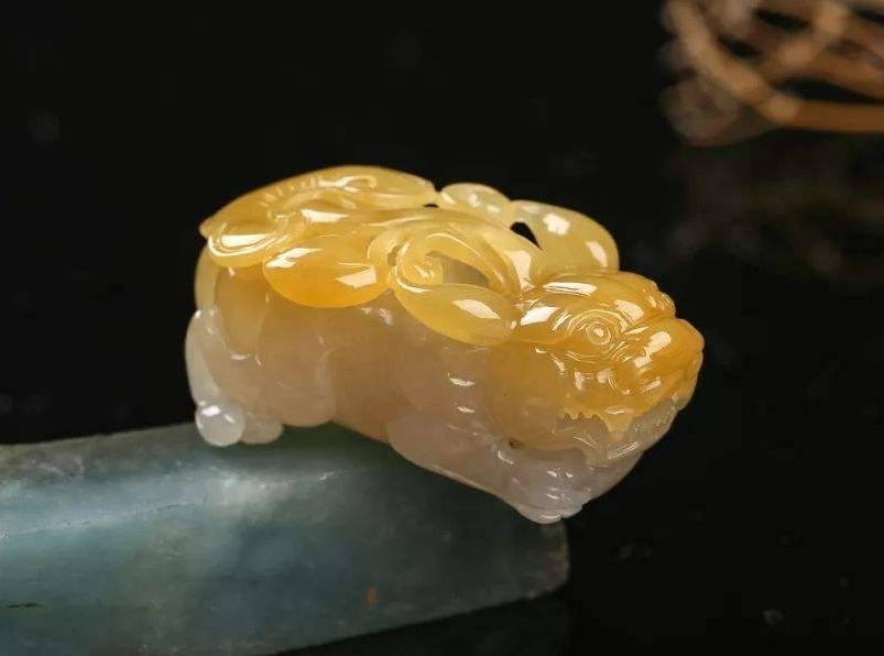 
                资深行家都偏爱于「素件翡翠」，那么雕工复杂的翡翠还能买吗？
              第2张