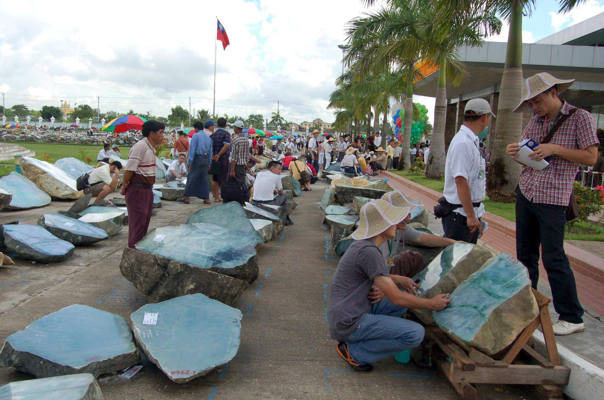 翡翠赌石靠赌真的能暴富吗? 第1张