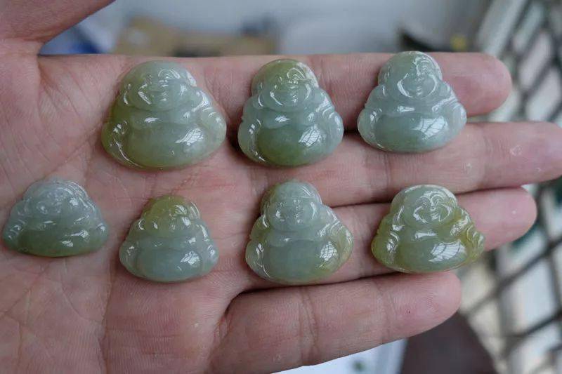 捡漏到一块不起眼的翡翠原石，竟切一堆黄翡弥勒佛，心里美滋滋的！  第8张