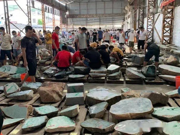 直击2021平洲公盘！好料越来越稀缺，选择什么样的翡翠升值空间大？  第2张