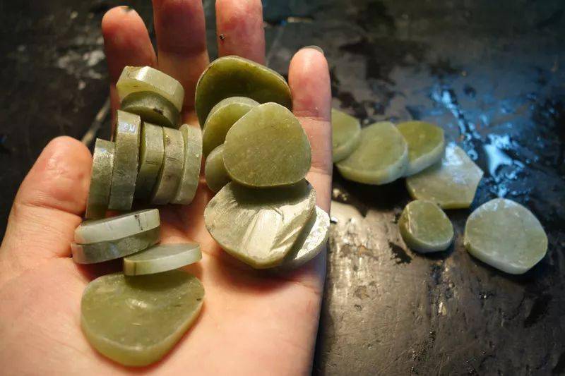 捡漏到一块不起眼的翡翠原石，竟切一堆黄翡弥勒佛，心里美滋滋的！  第4张