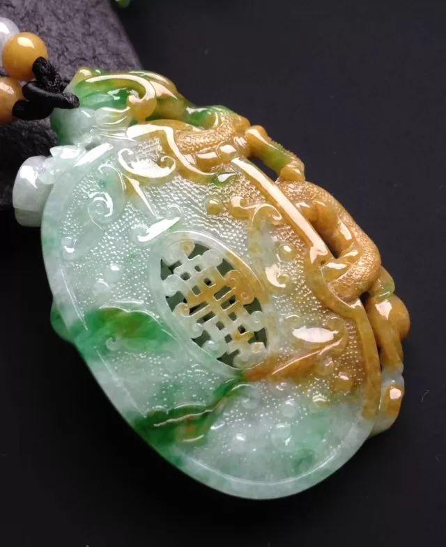 
                你知道翡翠不同造型的吊坠代表什么寓意吗？
              第16张