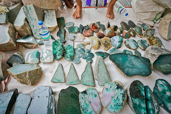 缅甸最大玉石交易市场，买翡翠和买菜一样的场景你见过吗？  第2张