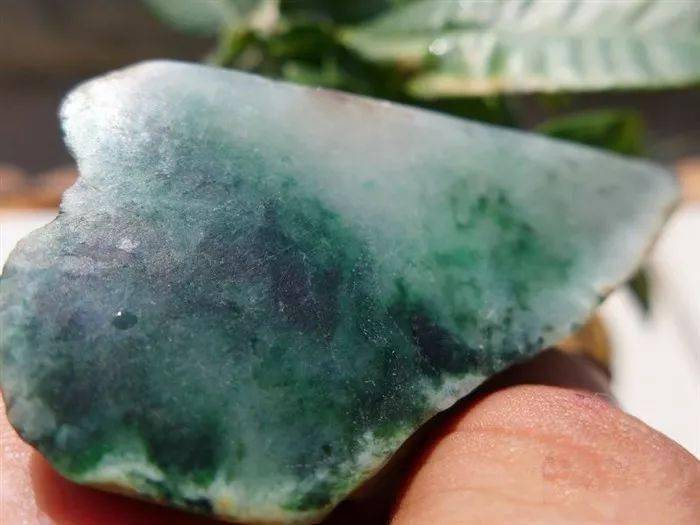 5000买下一块全身绿花的翡翠原石，雕琢完成后大家加倍抢着要！  第6张