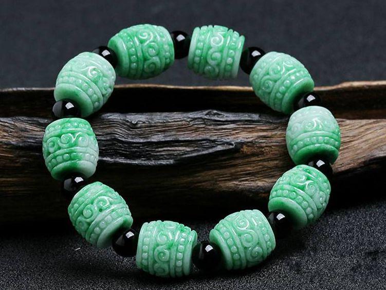 翡翠“越绿越值钱”的说法到底骗了多少人？买到这三种，等着后悔吧！  第6张