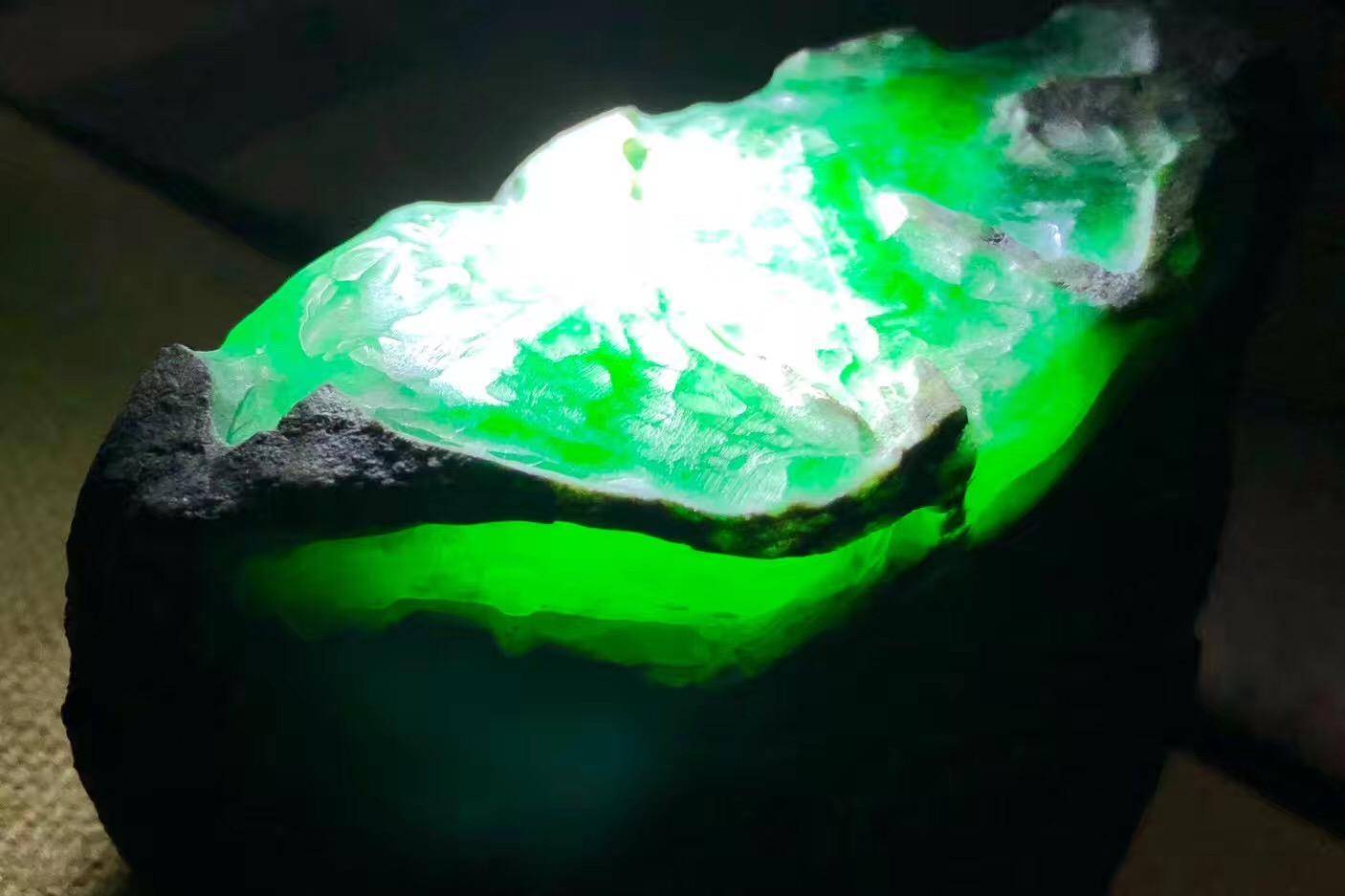 翡翠赌石靠赌真的能暴富吗? 第2张