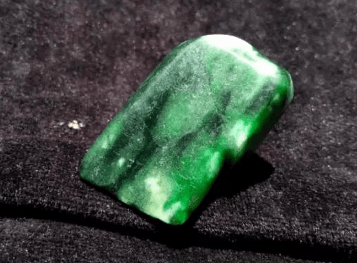 翡翠的癣与绿色翡翠之间的关系可分为三种状态  第2张