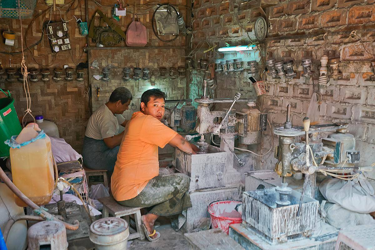 缅甸最大玉石交易市场，买翡翠和买菜一样的场景你见过吗？  第5张