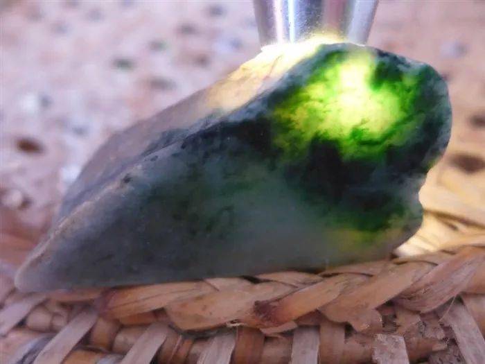 5000买下一块全身绿花的翡翠原石，雕琢完成后大家加倍抢着要！  第7张