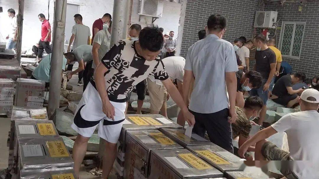 直击2021平洲公盘！好料越来越稀缺，选择什么样的翡翠升值空间大？  第4张