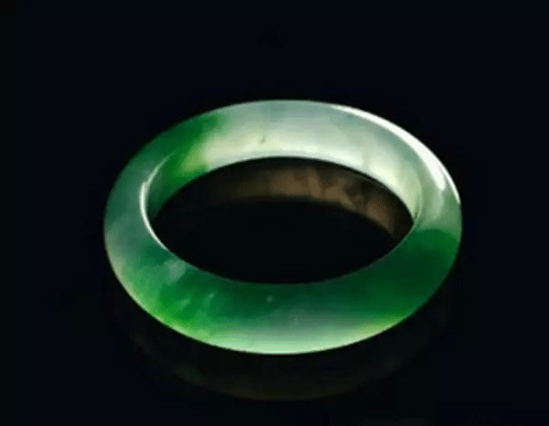 不会选购翡翠手镯？看完这篇文章就懂了  第3张