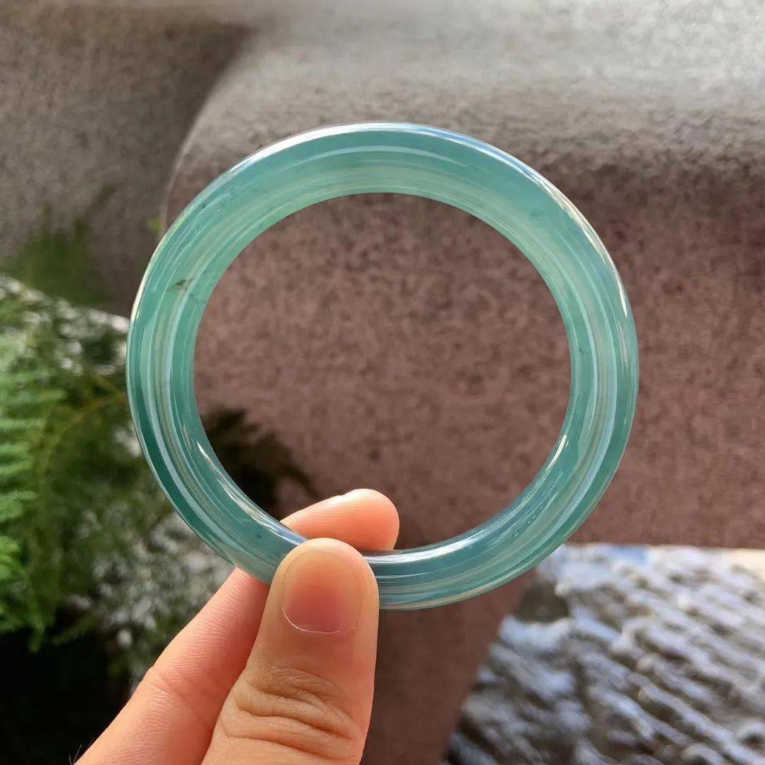 警惕，这种料子靠冒充翡翠还带证书、身价翻数倍，行家急眼了！  第2张