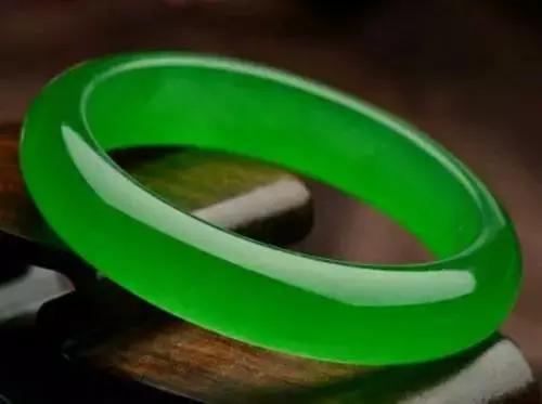 
                这才是翡翠行业真正的价值排行！
              第3张