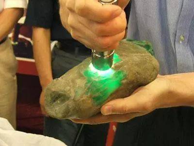 大叔带“翡翠探测仪”横扫翡翠市场，他扫到了啥？  第7张