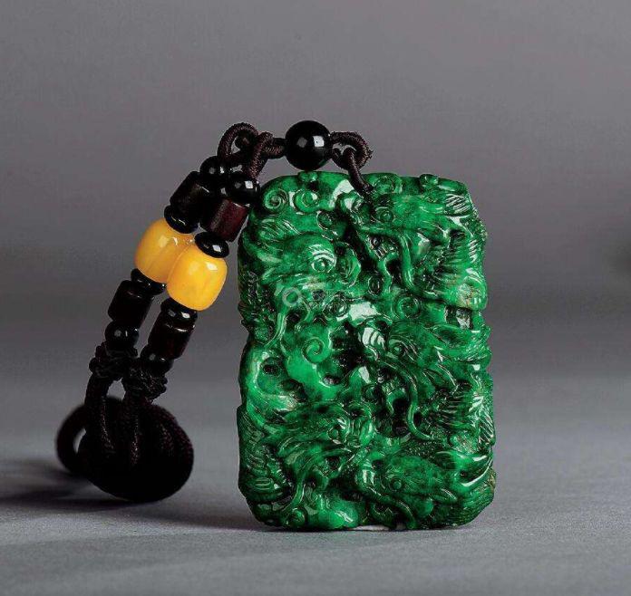 翡翠“越绿越值钱”的说法到底骗了多少人？买到这三种，等着后悔吧！  第2张