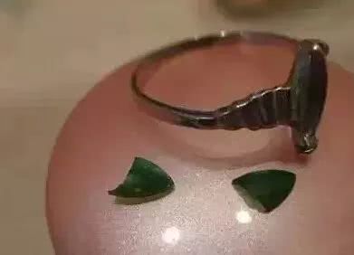 翡翠挂件代加工38000元买了块全绿无事碑，结果隔天睡醒碎一床，这玩意还得了…  第6张