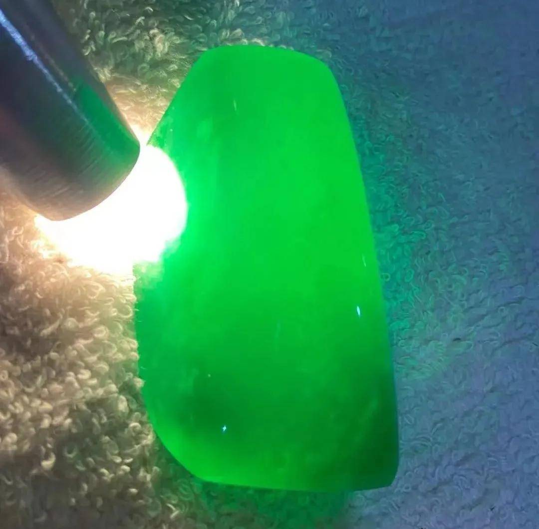 1.5亿帝王绿原石惊爆朋友圈！平洲公盘标王横空出世！  第2张