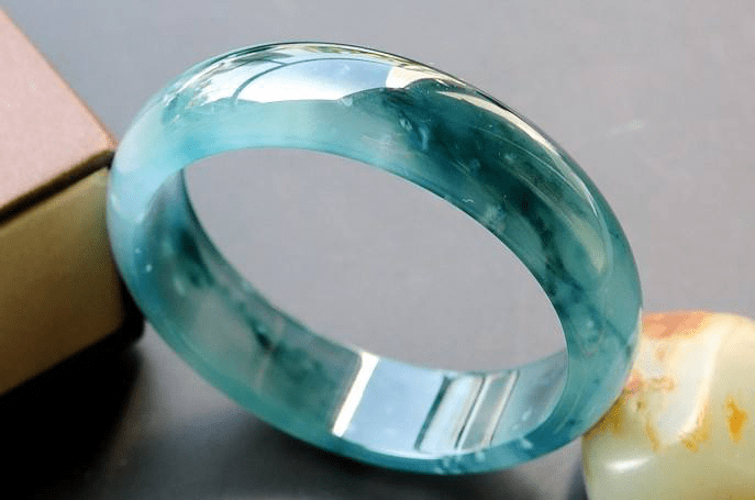 不会选购翡翠手镯？看完这篇文章就懂了  第2张