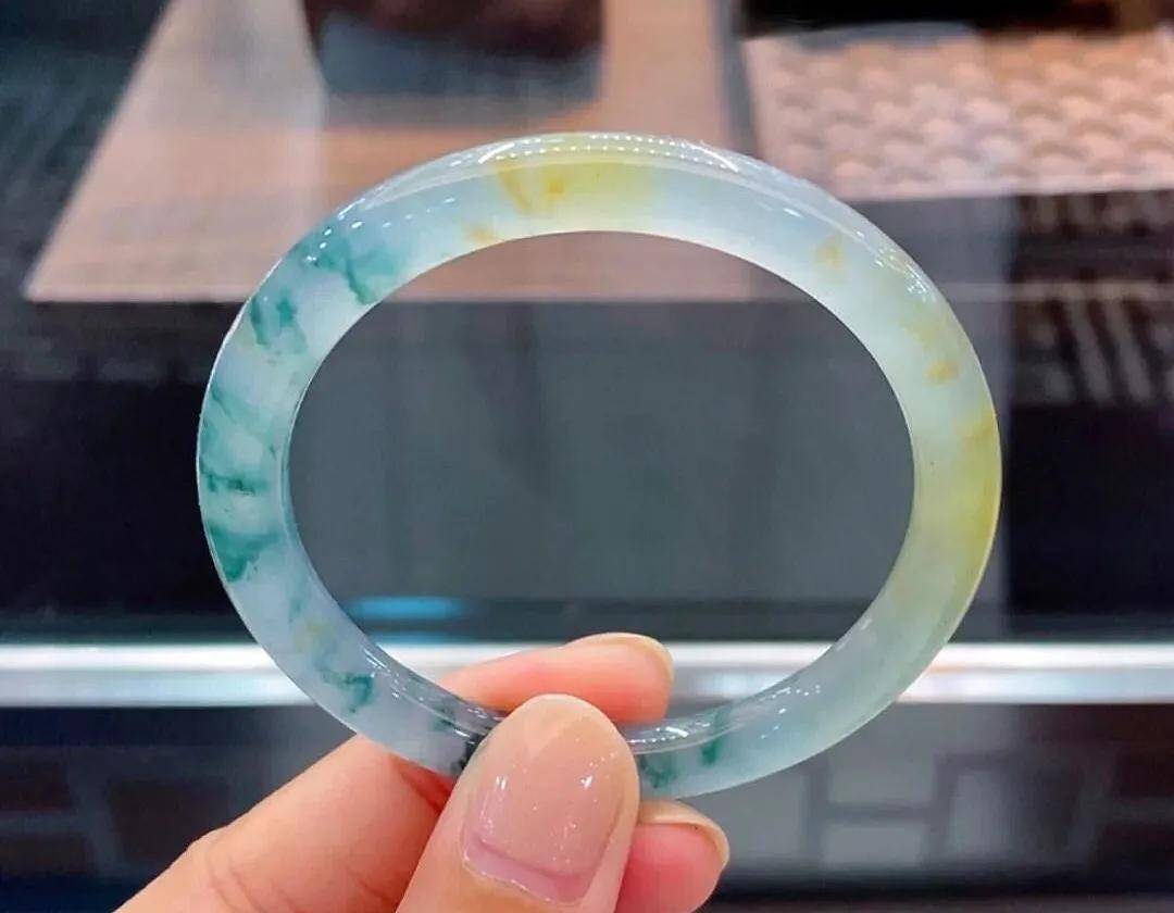 
                恃色行凶，有点颜色就了不起？
              第2张