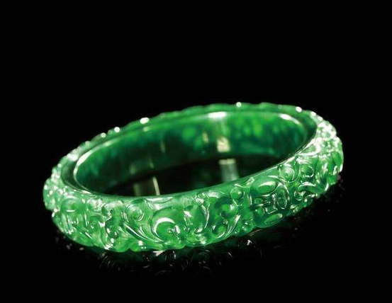 
                资深行家都偏爱于「素件翡翠」，那么雕工复杂的翡翠还能买吗？
              第9张